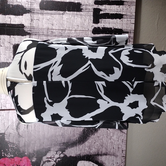 ❤️6 items for $25 Vince Camuto Black & White Floral Cold Shoulder Blouse EUC - Picture 4 of 6